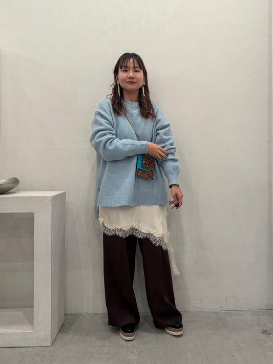 優しいブルーでつくるレイヤードコーデ