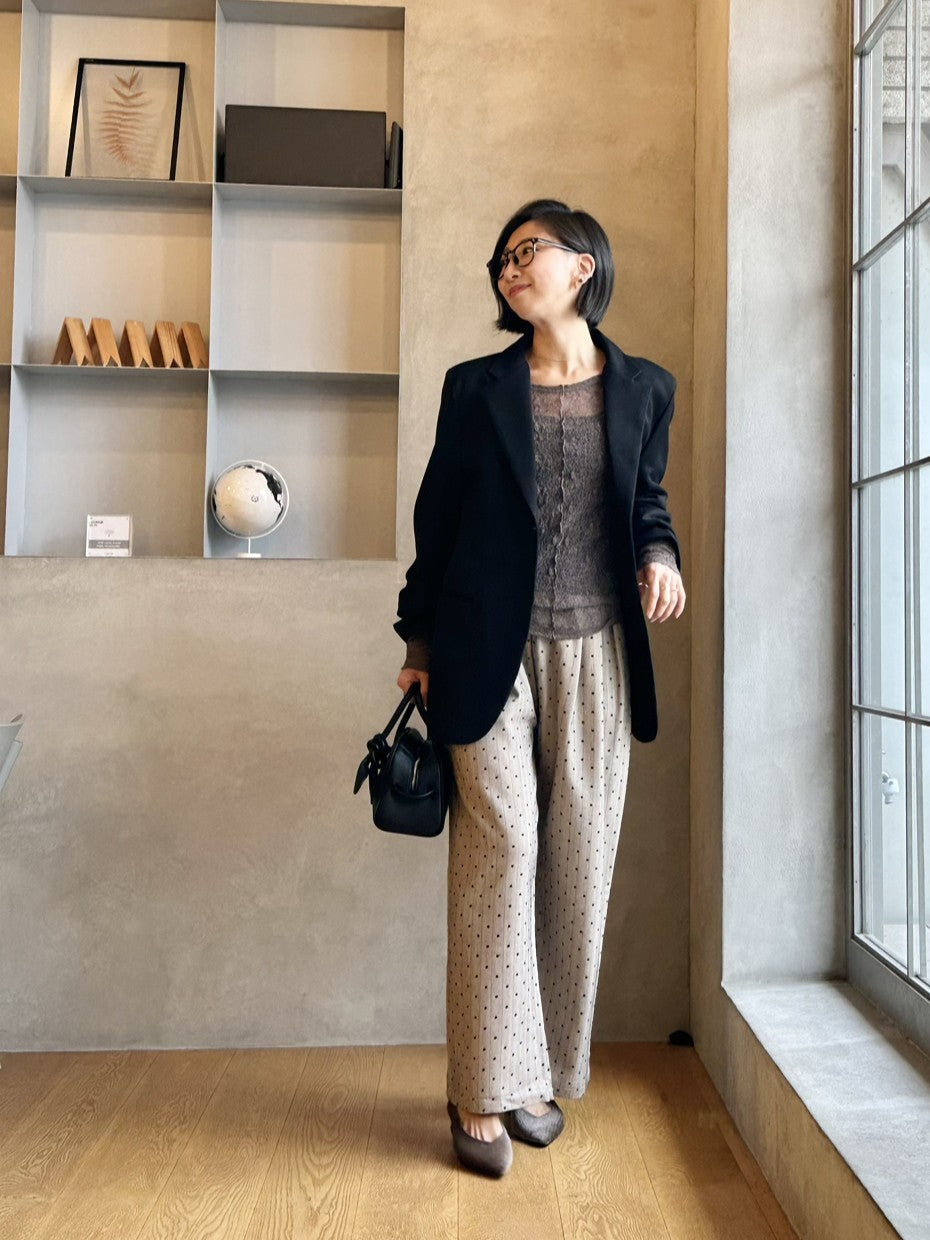 ハート柄でそっと遊ぶ、大人レディなジャケットコーデ