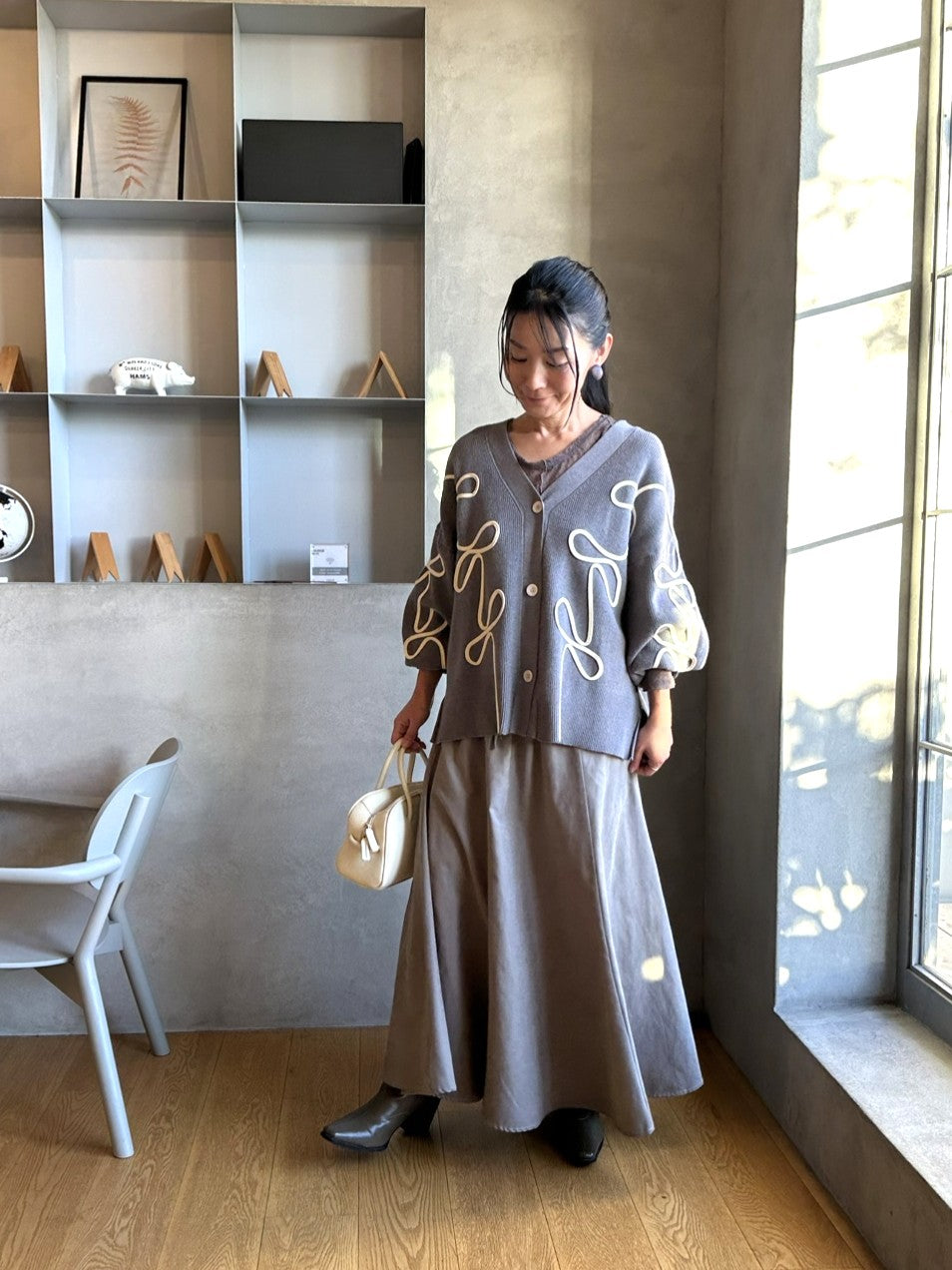 相性抜群グレー×カーキの大人のカラーコーデ