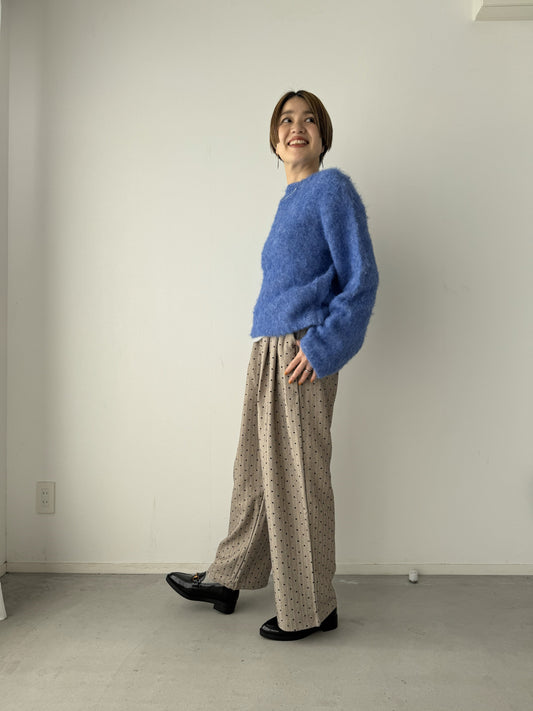 ふわふわニットとさりげないハートでおとなの甘口コーデ