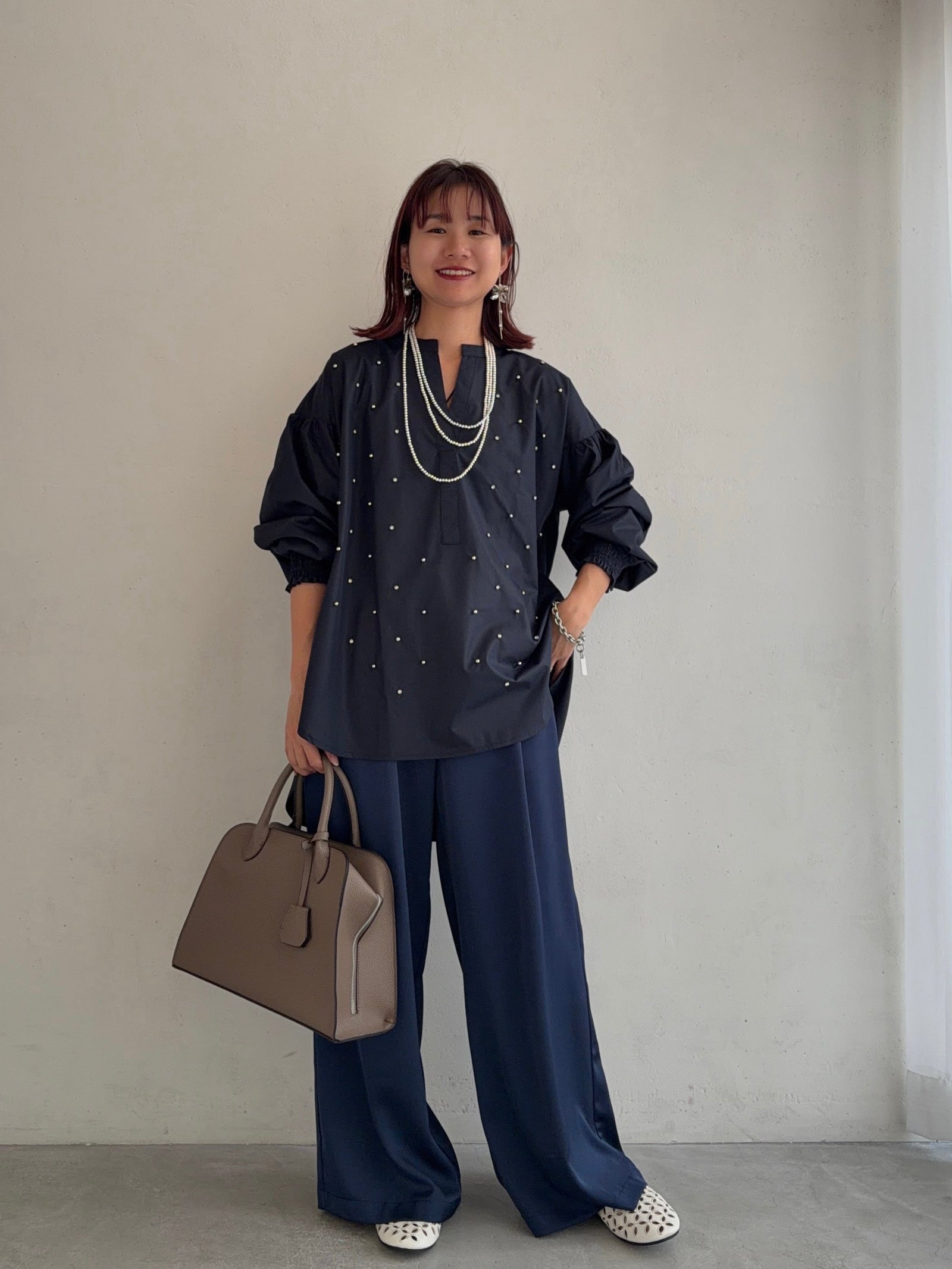 艶パンツでつくる気取らないエレガントコーデ