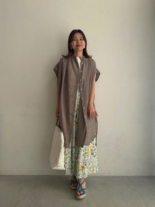 シアー素材で軽やかに。初夏のボタニカル柄パンツコーデ