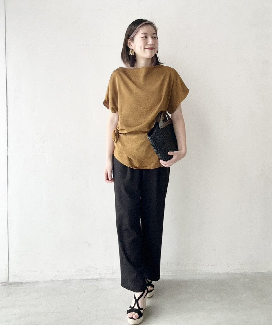 甘すぎないのが今の気分。サイドローズが映えるシックコーデ