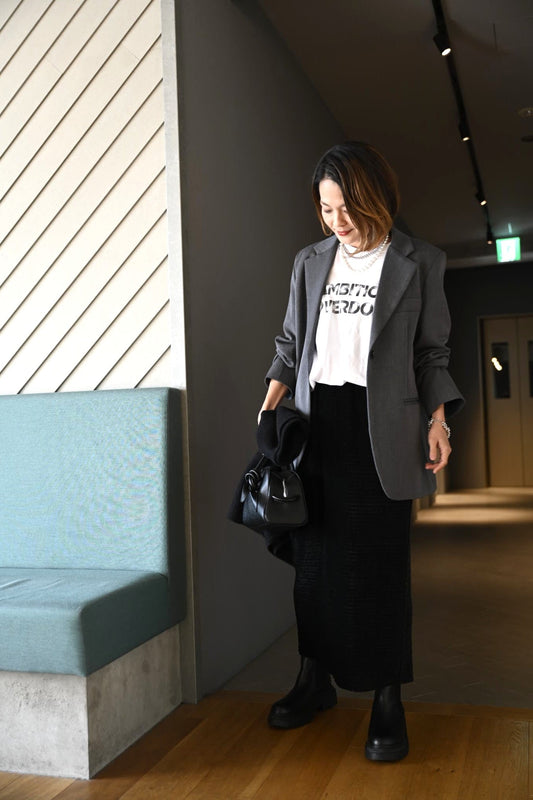 穿き心地も美しさも妥協しない、大人のベロアスカートスタイル