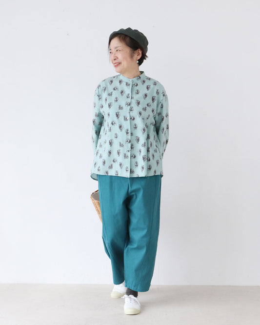 やさしい色合いで、春を楽しむ大人のナチュラルコーデ。