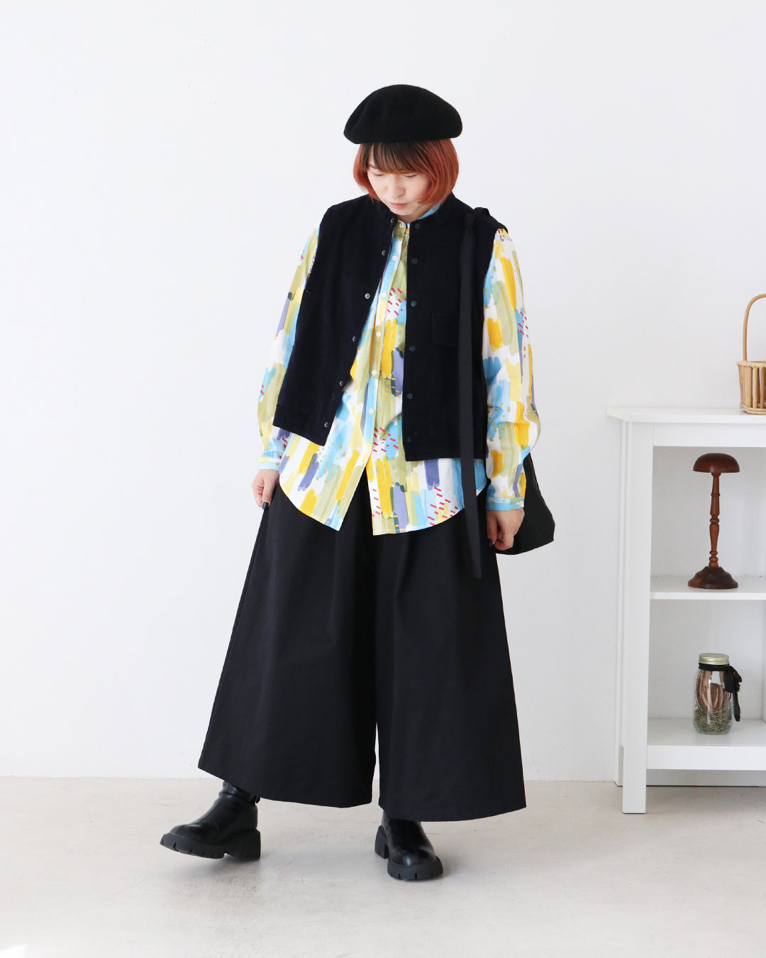 秋冬のコーデに軽やかな彩りを添えて