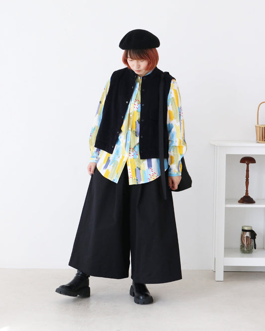 秋冬のコーデに軽やかな彩りを添えて