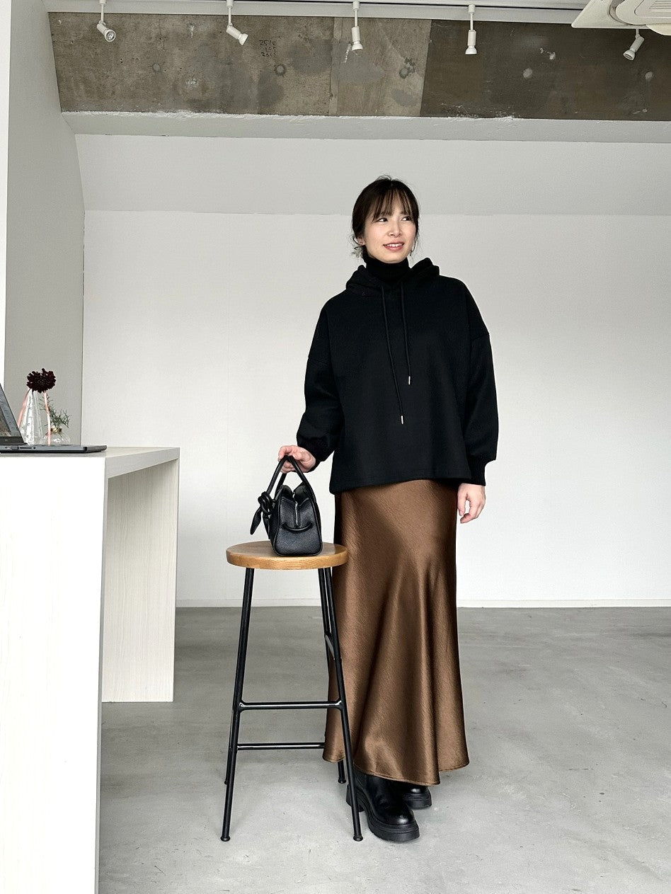 ラフさ×艶のミックスでつくる、大人の抜け感コーデ