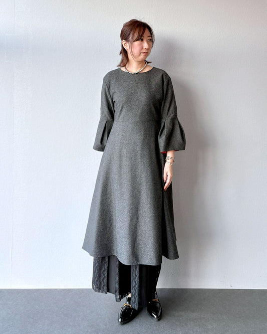 落ち着きのあるフレアワンピにレースをプラス