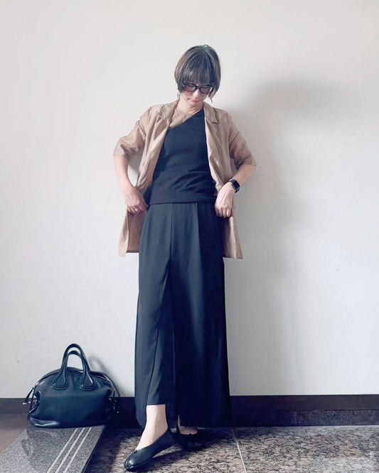 黒のシアーパンツがつくる、軽やかパンツコーデ