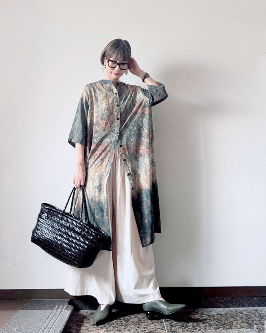 一枚で決まる、主役柄の羽織りコーデ