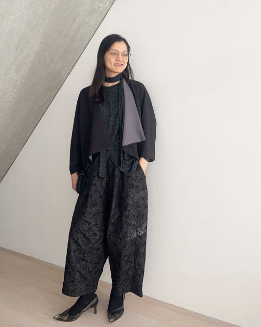 黒の表情で魅せる　きれいめコーデ