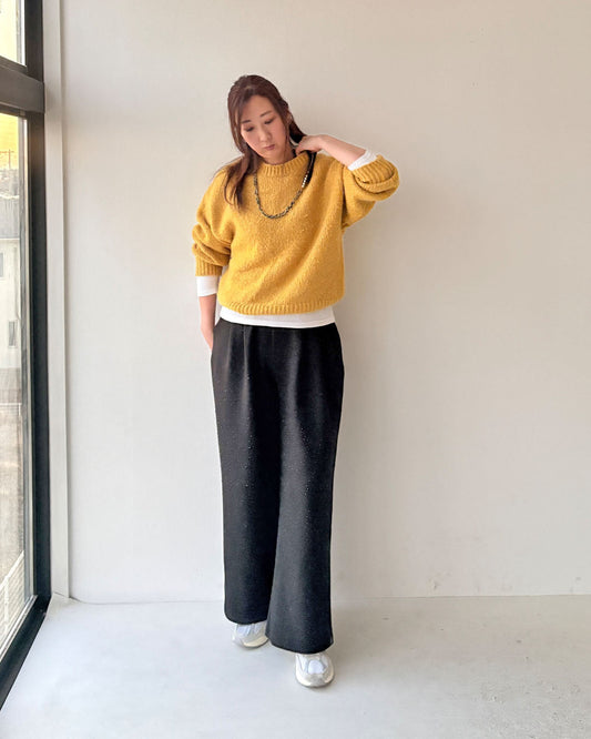 差し色ニットで明るく、重ねてこなれるワンマイルコーデ