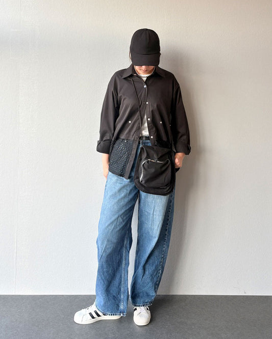 個性的な黒シャツ×ワイドデニムの大人カジュアルコーデ