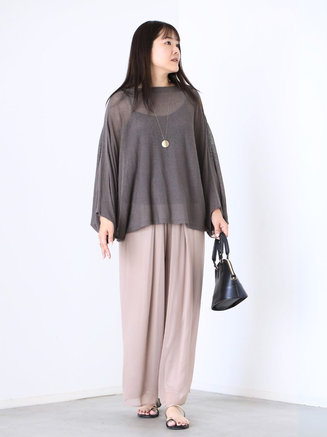 透け感とニュアンスカラーでつくる、お出かけこなれコーデ♪