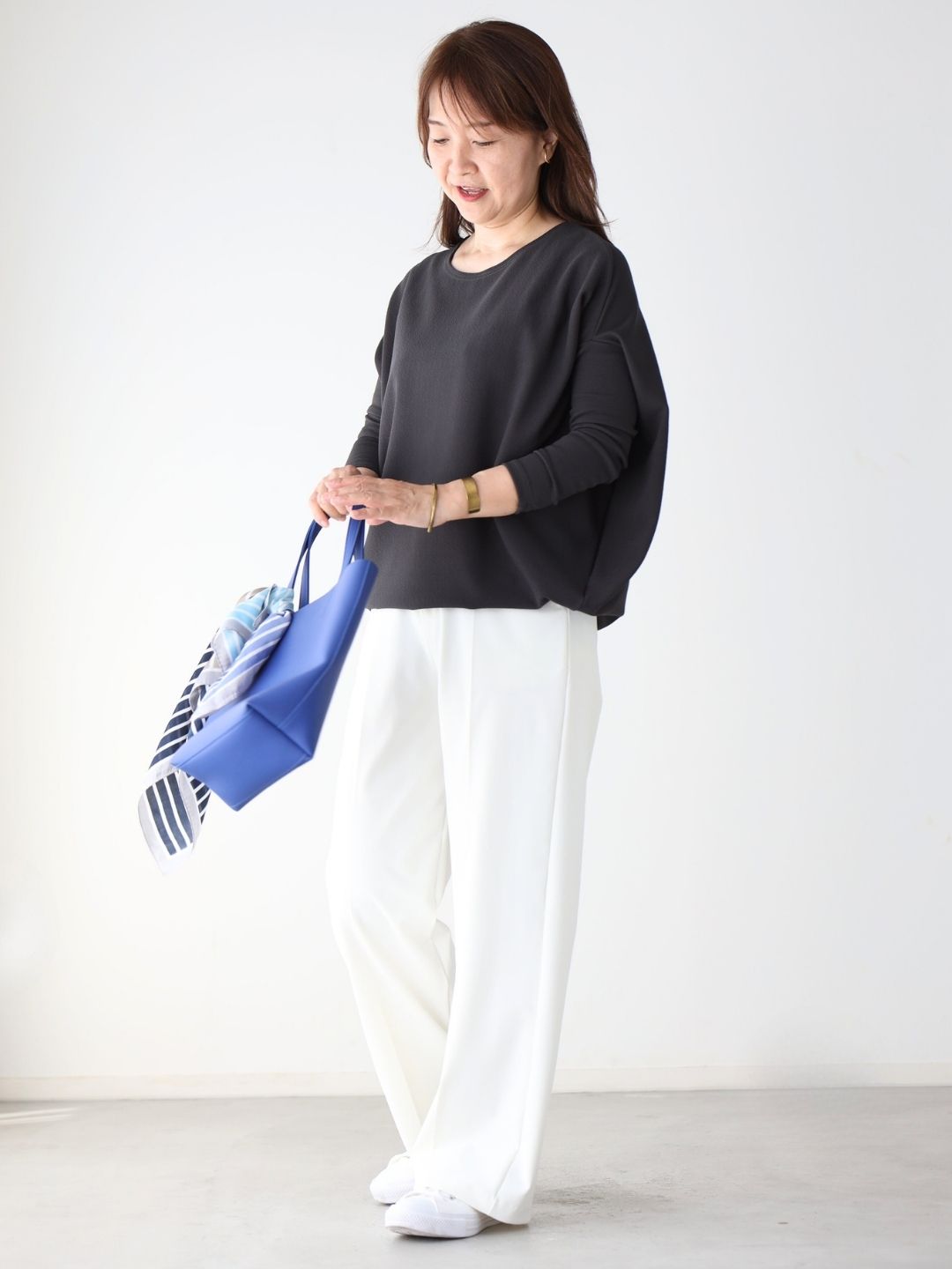 無難な定番カラーコーデは差し色効果で垢抜ける！