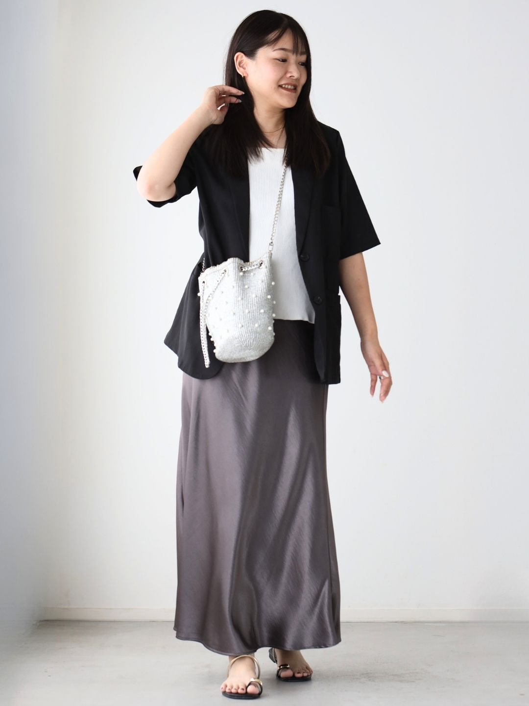 デイリーからオフィスまで使える、上下異素材合わせのきれいめスタイル♪