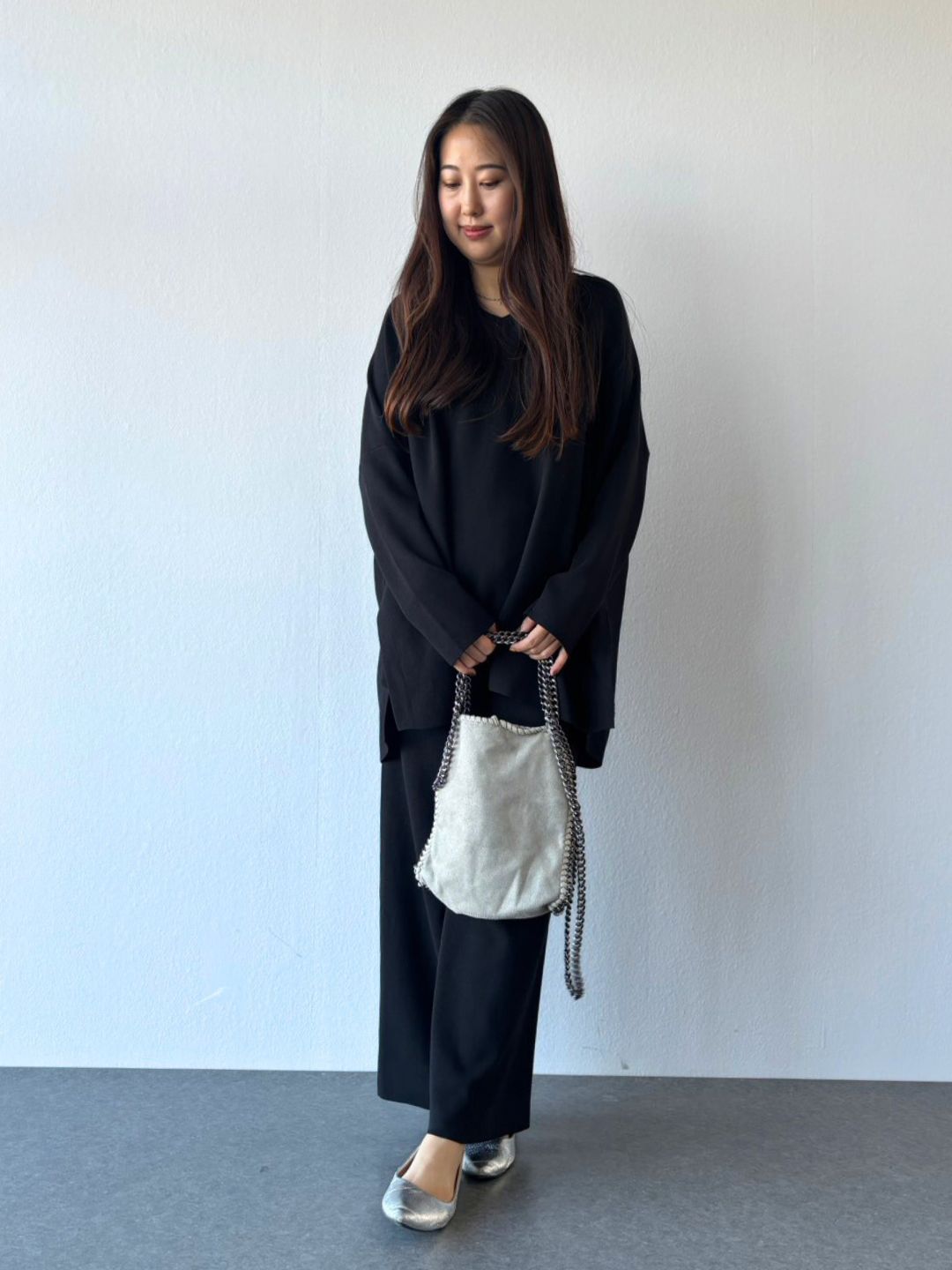 オールブラックが際立つ大人のミニマルモード