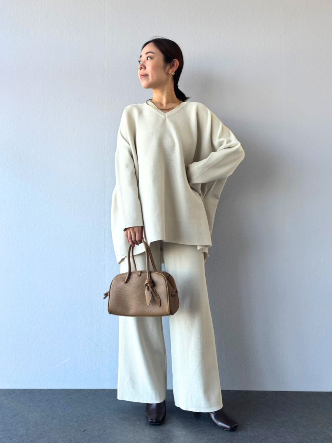 クリーンな抜け感が映える大人のワントーンコーデ
