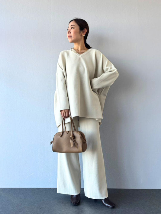 クリーンな抜け感が映える大人のワントーンコーデ