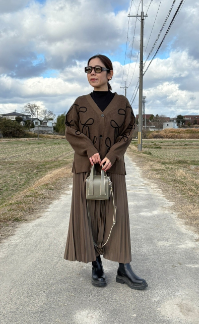 カーキ×モカカラーでつくる大人のニュアンス配色コーデ