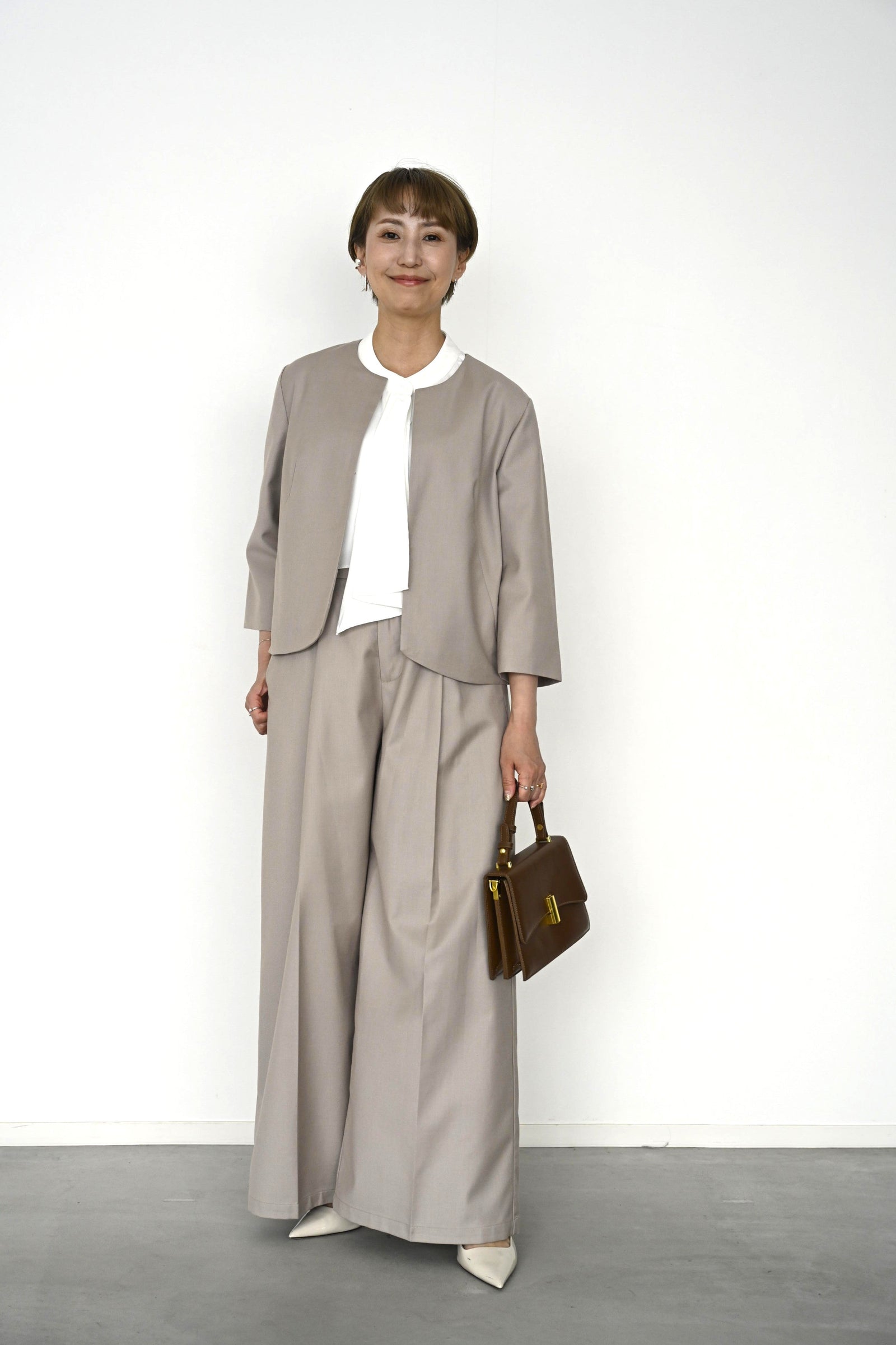 品よく映えるベージュセットアップのきれいめコーデ