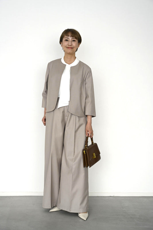 品よく映えるベージュセットアップのきれいめコーデ