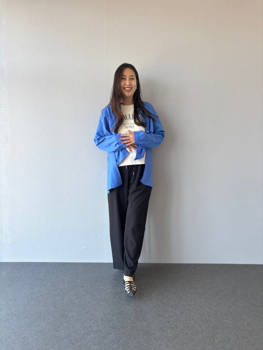 ブルーシャツで魅せる軽やかカジュアルコーデ