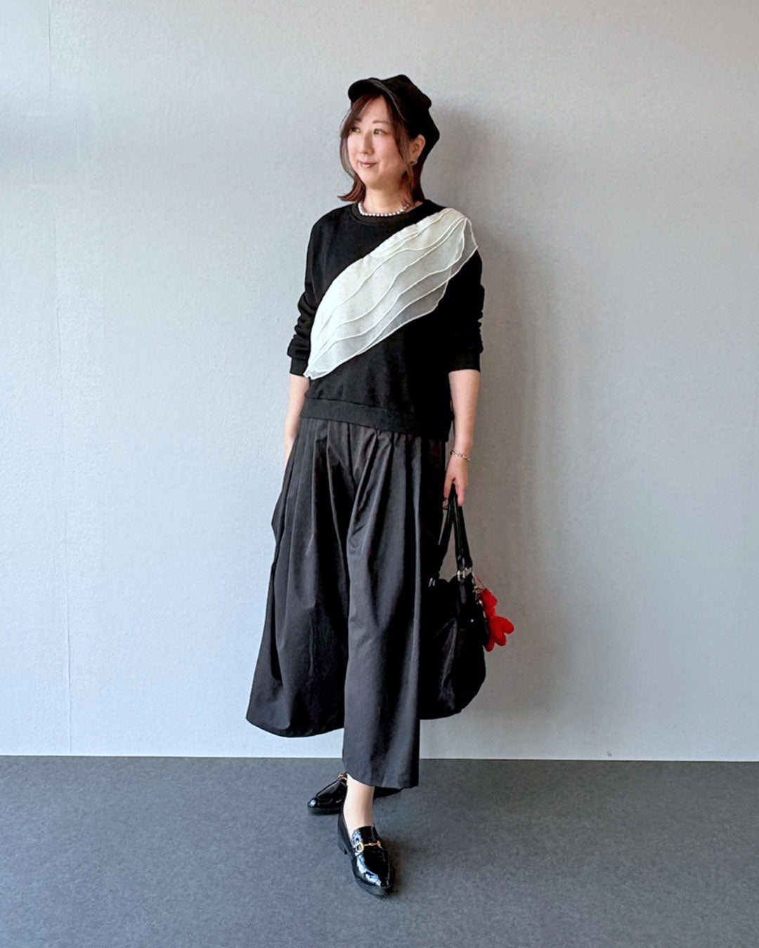 静かに映える、モノトーンコーデ