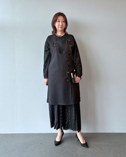 セミフォーマルにも。異素材で魅せる、ブラックレイヤードコーデ