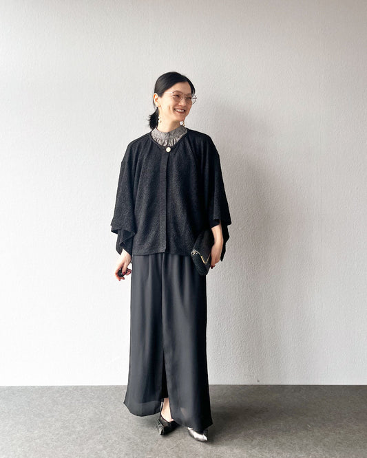 全身ブラックを重く見せない秘密。素材のコントラスト