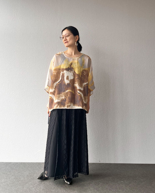 暖色プリント×黒レース。柔和さと芯の強さを共鳴させる大人のバランス学