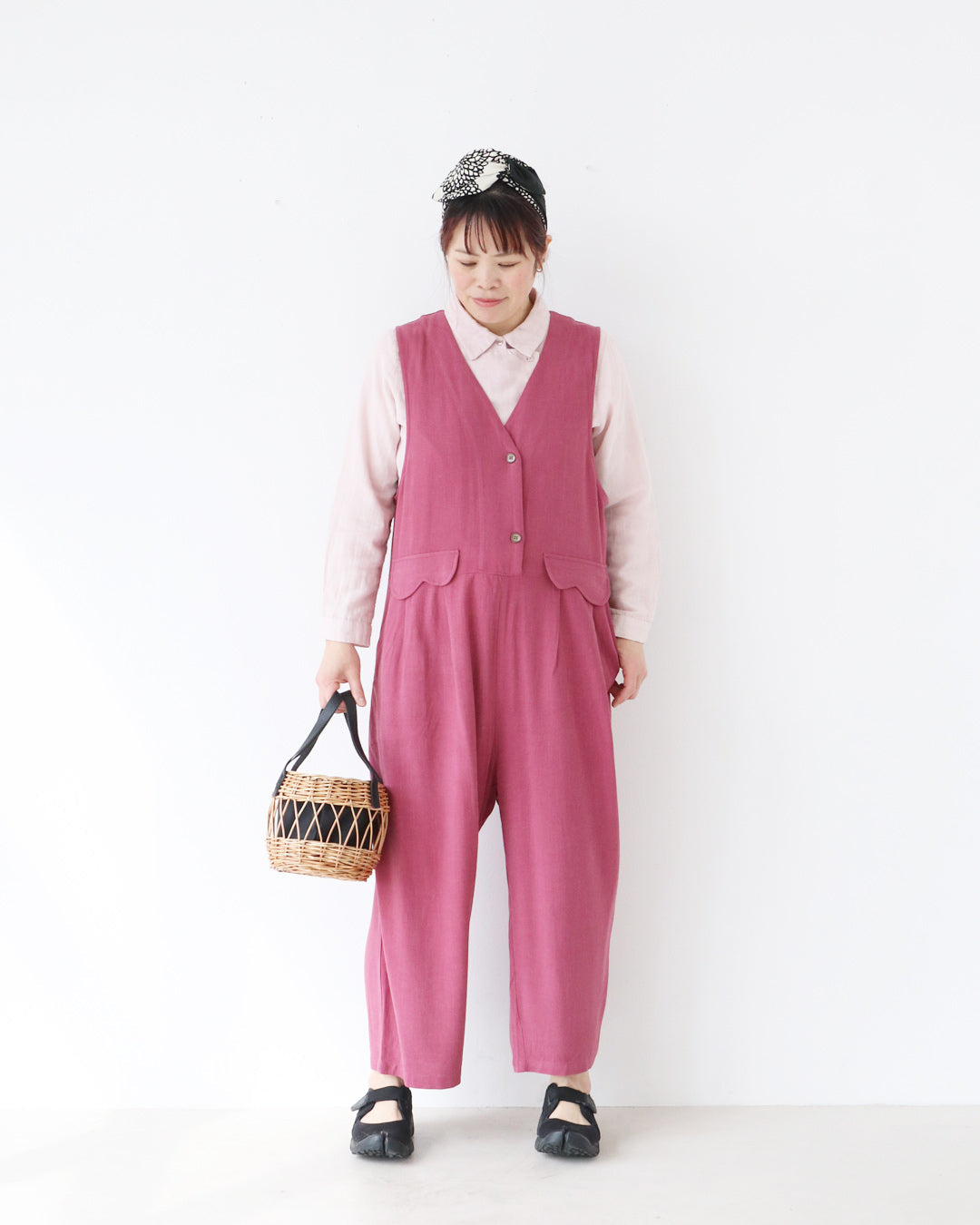 リネンサロペットで大人の甘さコーデ。