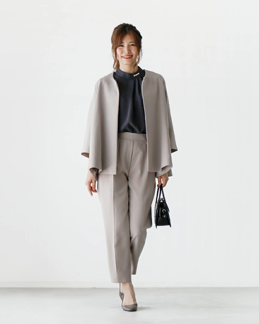 シックなインナー合わせで、きれいめに引き締めた大人スタイル