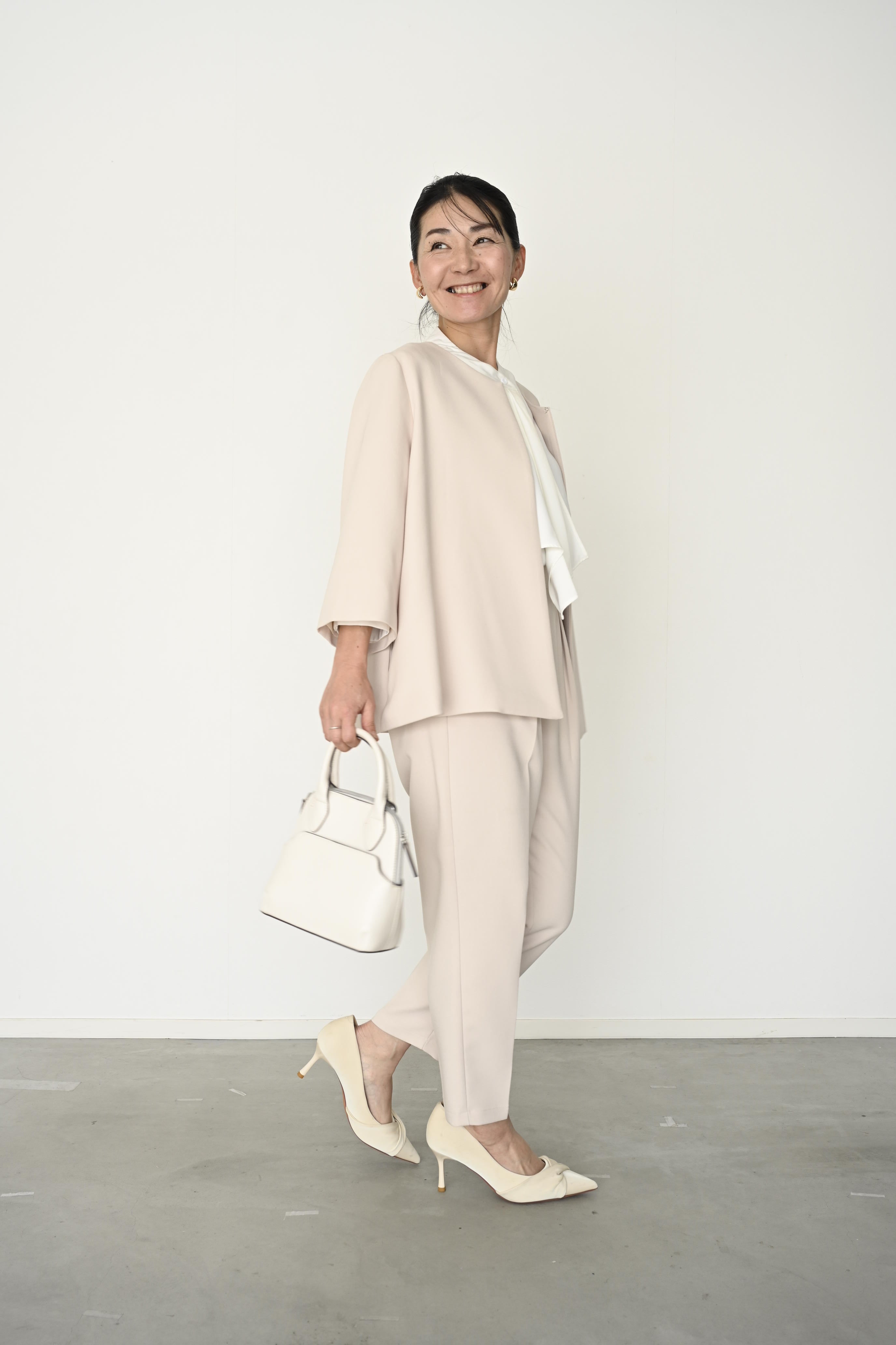 柔らかな色味でまとめた、品よく華やぐ大人のセットアップ – ONE PEACE