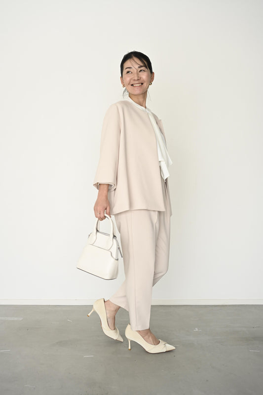 柔らかな色味でまとめた、品よく華やぐ大人のセットアップ