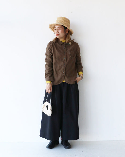 ナチュラルな素材感と小物で、肩の力を抜いた大人の装いに