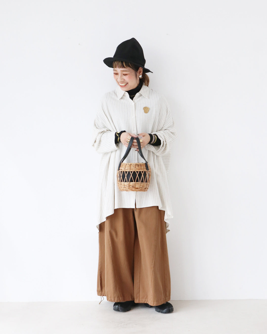 肩の力を抜いた装いに。
