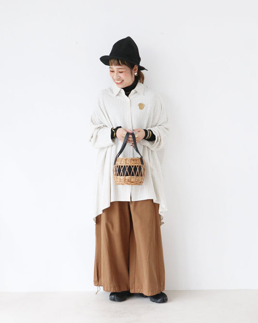 肩の力を抜いた装いに。