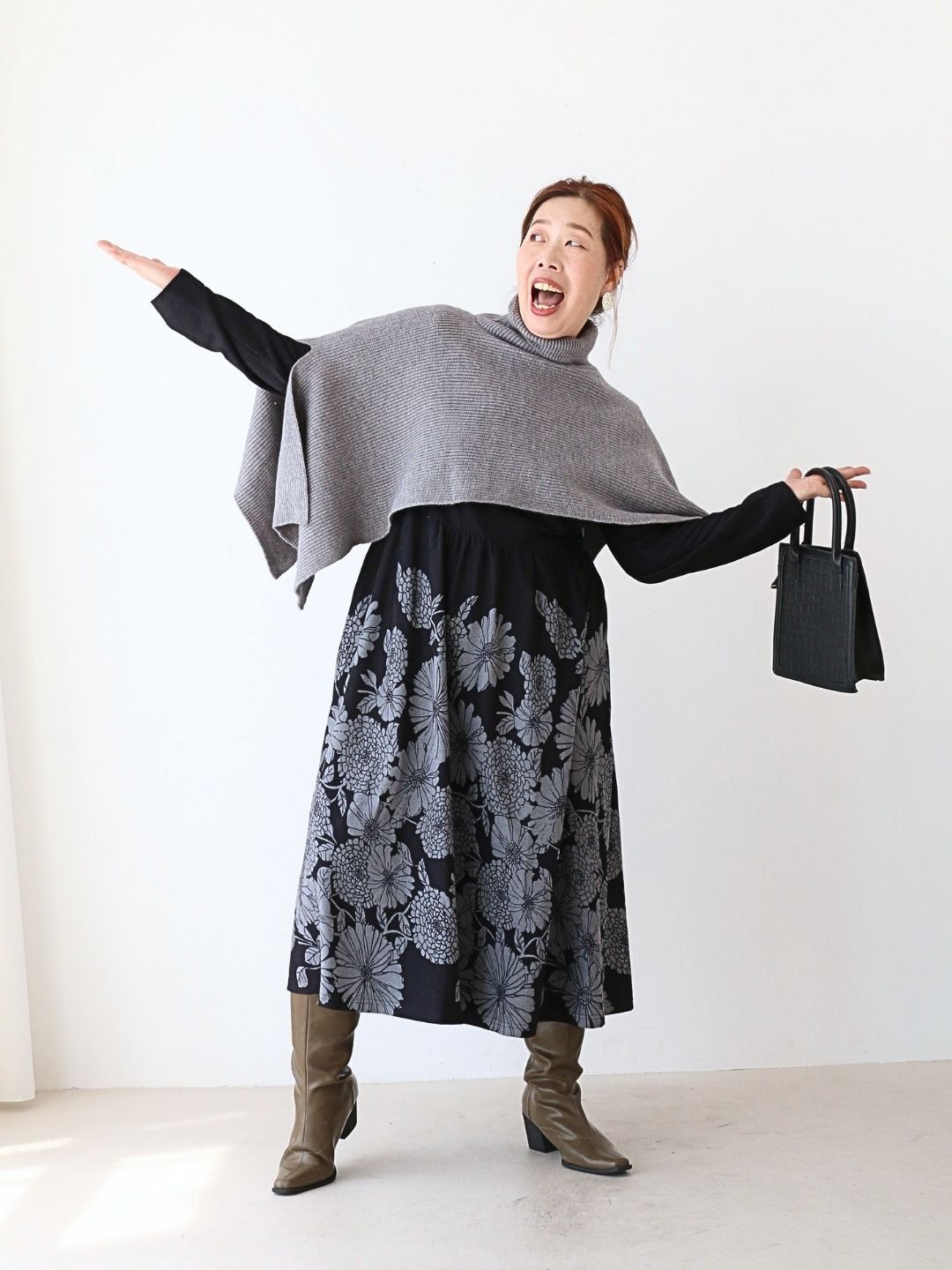 静けさの中に咲く、グレーフラワーの知的エレガンス