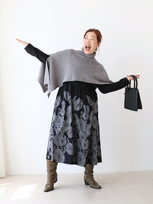 静けさの中に咲く、グレーフラワーの知的エレガンス