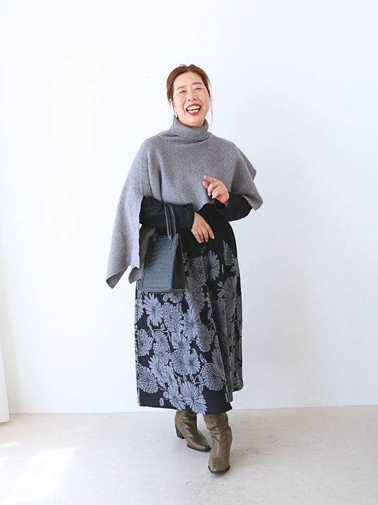 静けさの中に咲く、グレーフラワーの知的エレガンス