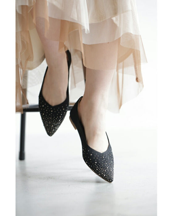 キラキラ瞬くビジューのぺたんこパンプス