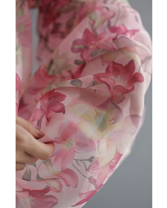愛らしいピンクの花が微笑むエアリーなシアーチュニック