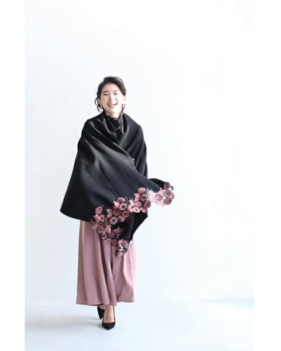 上質な肌触り。立体花刺繍のストール