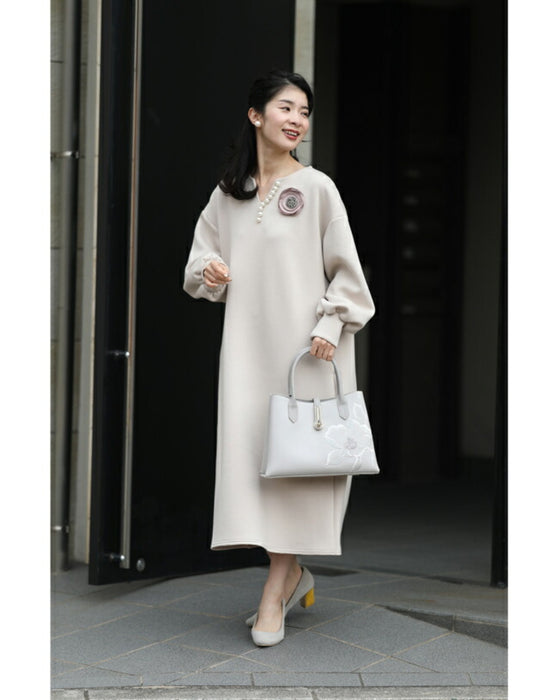 艶めくパールが流れるロングワンピース