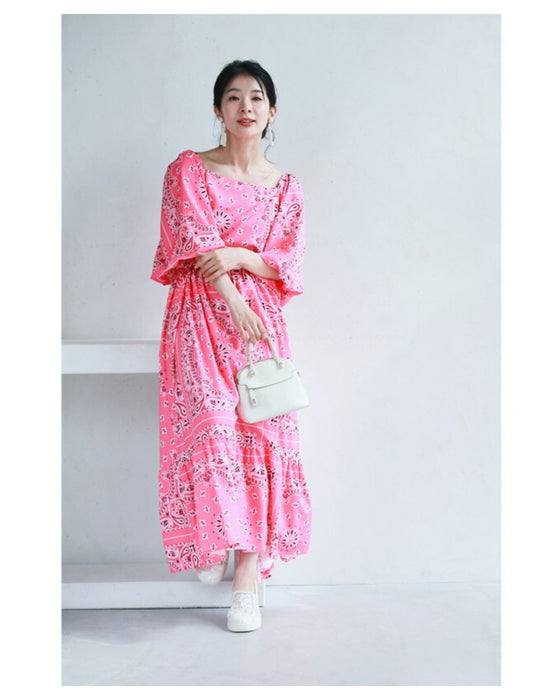 太陽の日差しに映えるバンダナ柄ロングワンピース