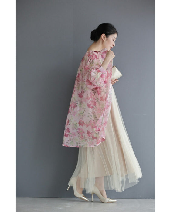 愛らしいピンクの花が微笑むエアリーなシアーチュニック