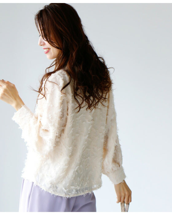 繊細な華やかさ大人のための着映えブラウス