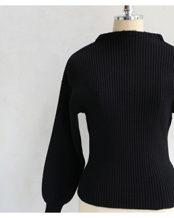 Long sleeve puffy and off-neck knit top